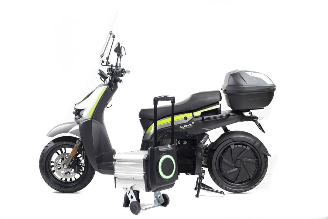 <div class='descrGalleryTitle'>SILENCE S02 HS</div><div class='descrGalleryText'><p>L'<b>S02 High Speed, è un e-scooter 125</b>, nelle colorazioni grigio, verde e bianco, disponibile sia per l’uso privato che per la destinazione B2B rivolta al delivery.  La  capacità  della  batteria  di  5,6  kWh  e  il  motore  da  7  kW  confermano  una  velocità  di  90  km/he un’autonomia  di  133  km  omologata  secondo  il  ciclo  WMTC. </p>
<p> Tre  modalità  di  guida  (Eco,  City  e  Sport),  caricatore  USB,  sistema  di  connettività  con  App  “mySilence”  e  sistema  antifurto  opzionale  con  blocco  della  batteria sono le finiture che agevolano il lavoro delle consegne a domicilio. Si guida da 16 anni con patente A1 o con patente B. <b>Il  prezzo  di  listino,  franco  concessionario,  per l’Italia  è  €  5.450</b>.  Ma  con  l’applicazione  di  Ecobonus  e rottamazione,    Silence    S02    High    Speed    scende    a    €    3.663.</p>
<p>Lo scooter è disponibile anche in <b>versione low speed</b> (quindi in versione ciclomotore) a&nbsp;3.735 euro (2.510 euro con ecobonus).</p>
</div>